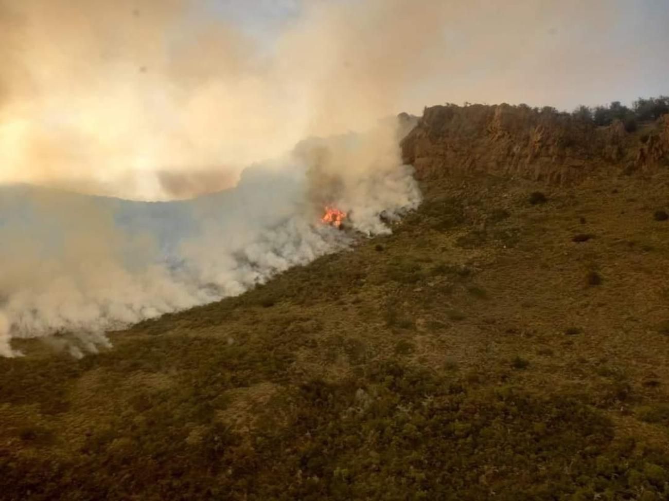 El fuego sigue avanzando en la zona de Cuesta del Ternero (FM Paraíso 42 (Facebook))