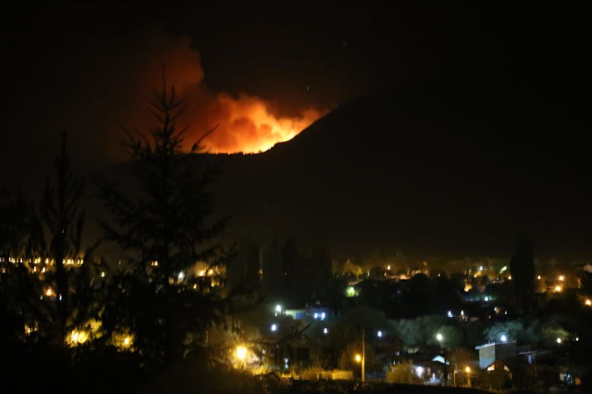 El Bolsón: el incendio comenzó a bajar la ladera del Piltriquitrón en la noche (Noticias del Bolsón)