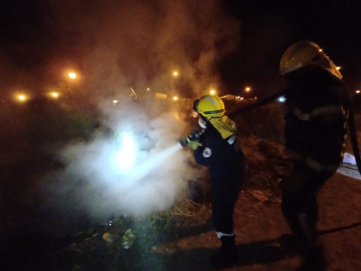 Controlan incendio en un pastizal del barrio Badén