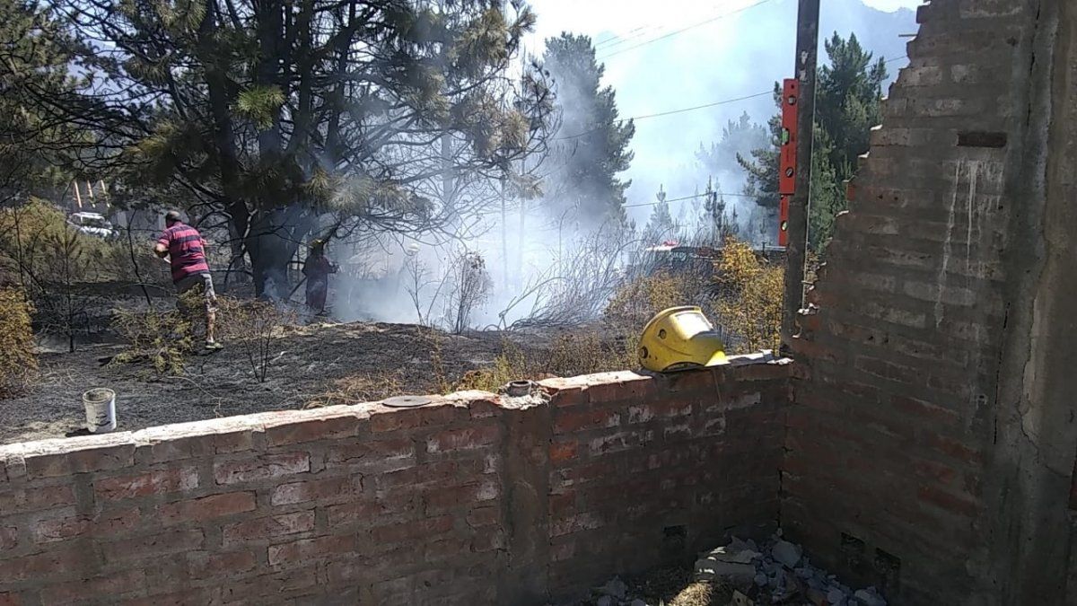 Hacían soldaduras y una chispa inició un incendio en Epuyén