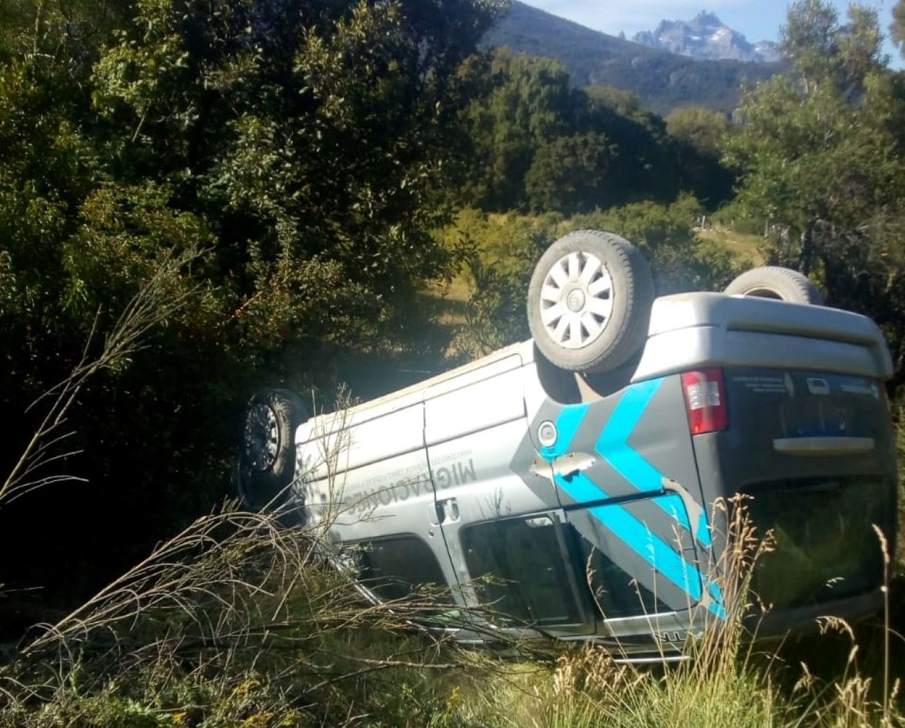 Una camioneta de Migraciones volcó y no hubo lesionados (Policía del Chubut)