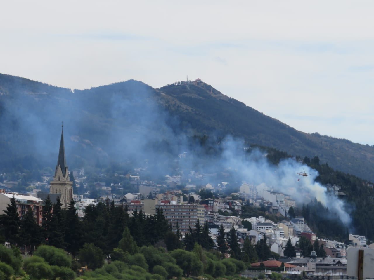 Contienen incendio que se desató en un cerro de Bariloche (Bariloche2000.com)
