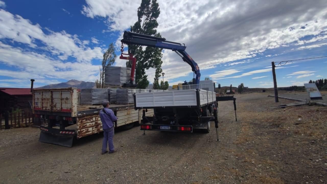 Ya están los adoquines para construcción de accesos en Nahuelpan (Municipalidad de Esquel)