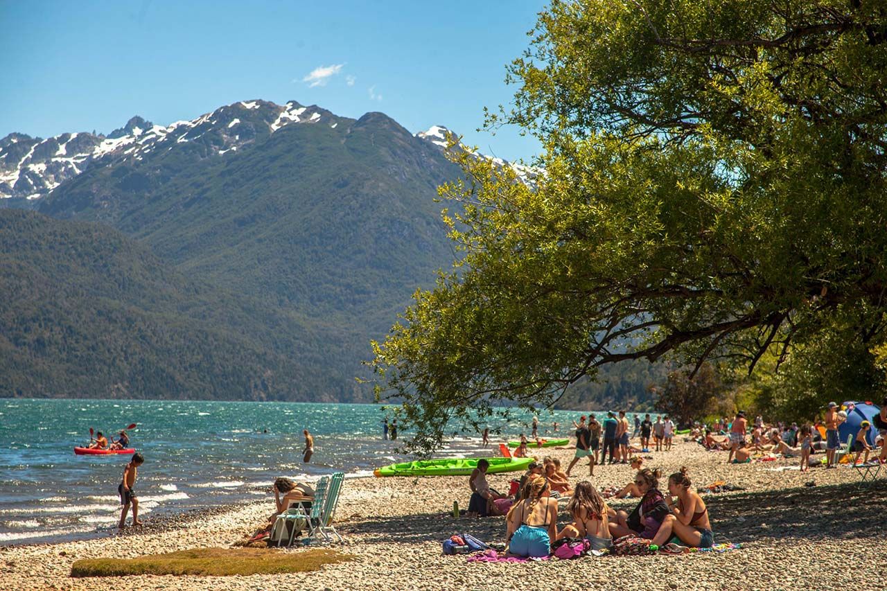 Un joven murió tras sufrir una descompensación cuando nadaba en Lago Puelo (Tripin)