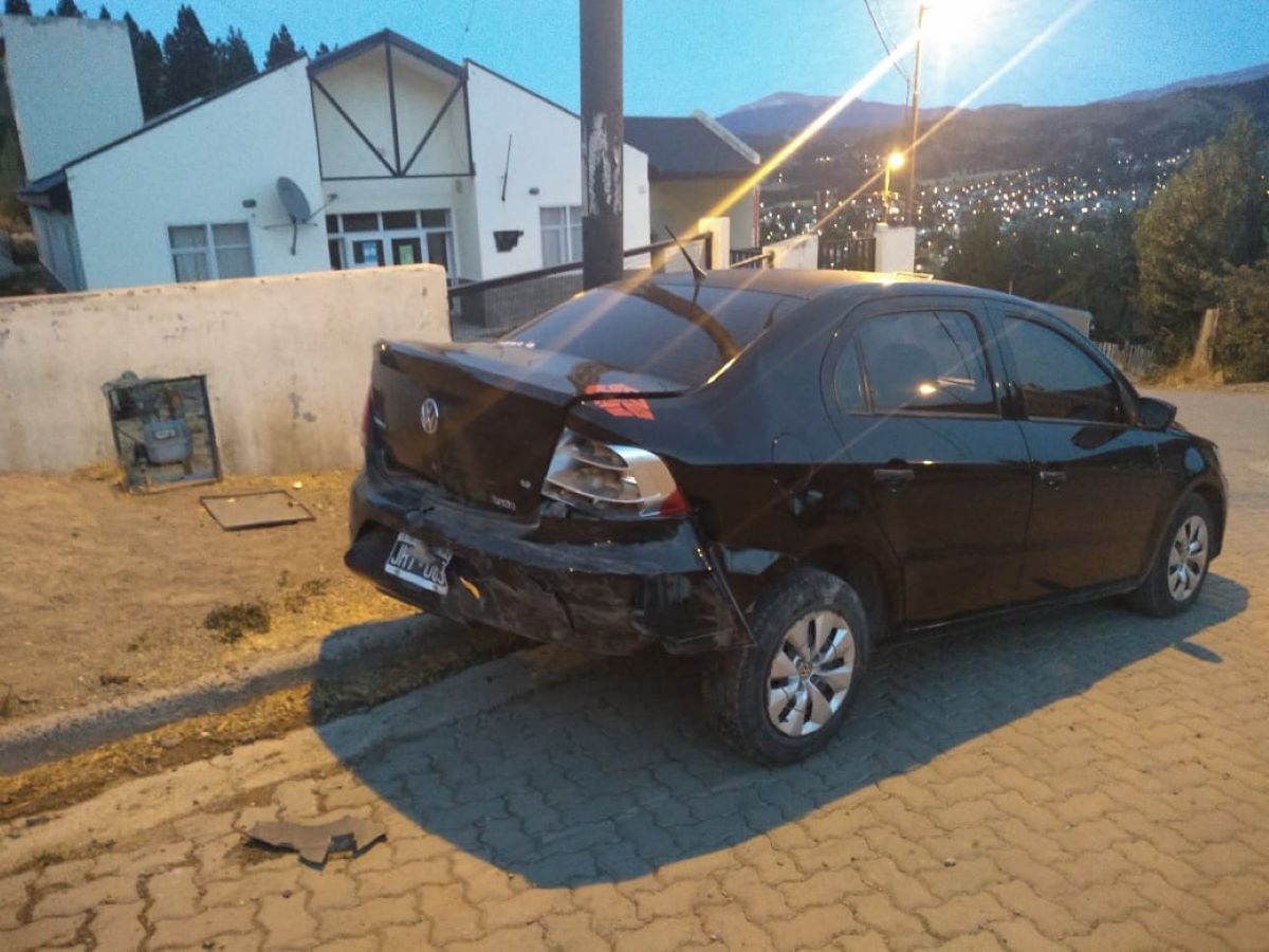 Esquel: Conducía completamente ebrio y chocó un auto estacionado
