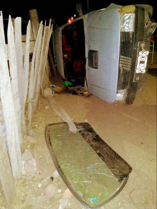 Trevelin: chocó, volcó y terminó incrustado en un cerco