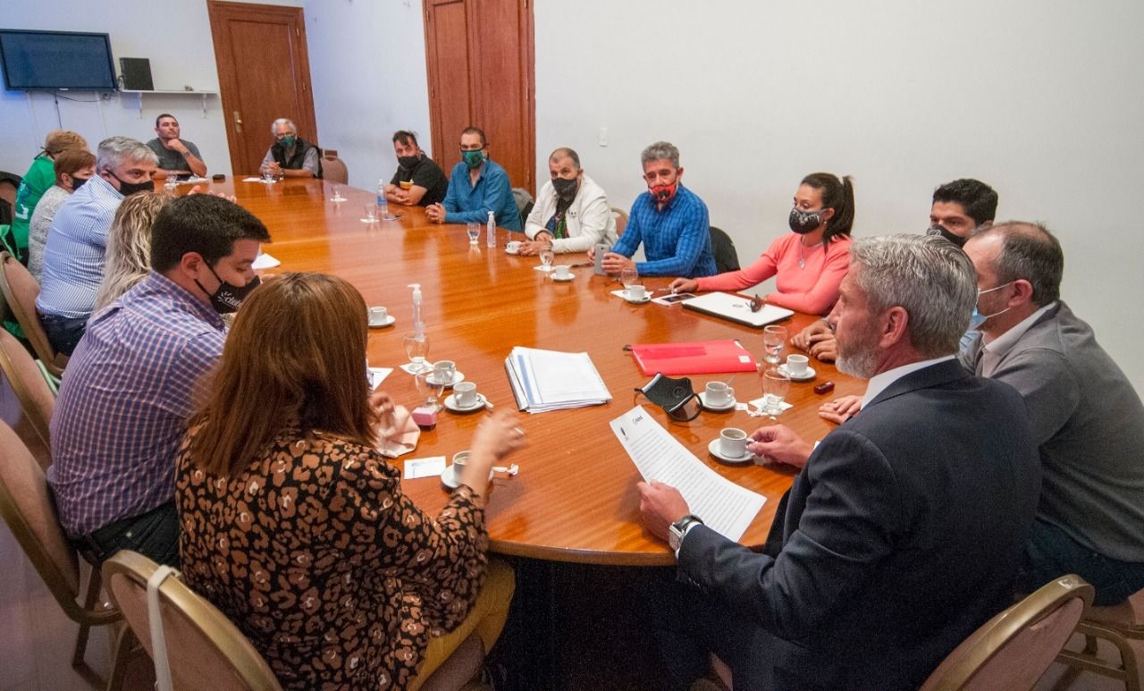 Provincia pagaría una masa salarial completa a docentes y auxiliares este viernes (Gobierno del Chubut)