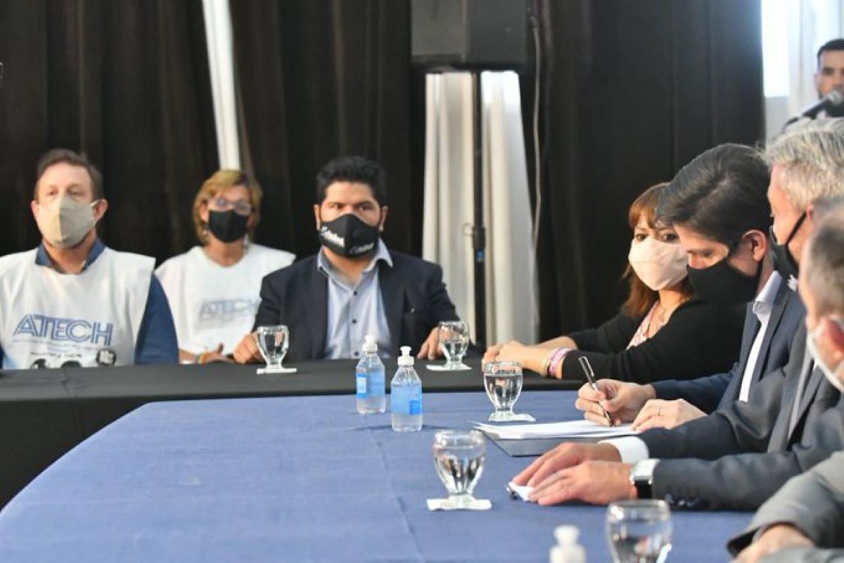 Trotta y Arcioni acordaron con los gremios docentes y comienzan las clases