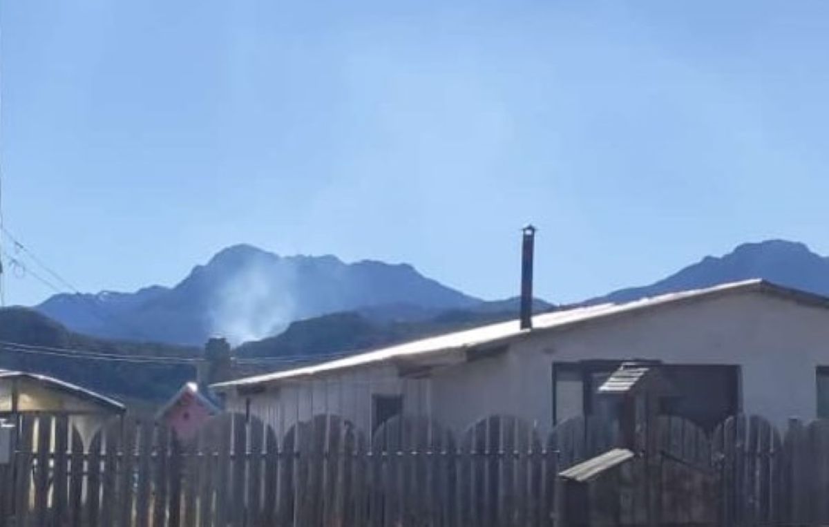 Incendio visto desde Aldea Las Pampas (Foto: Daiana Subia)