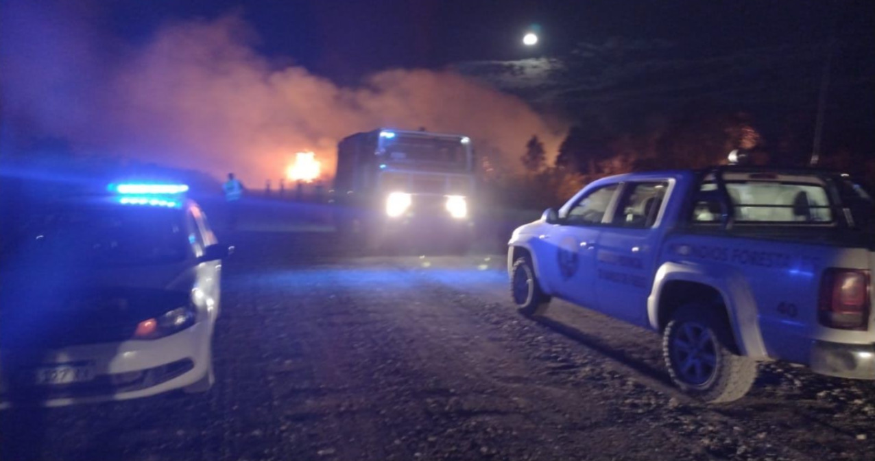 Extinguen un foco de incendio en un campo de Trevelin