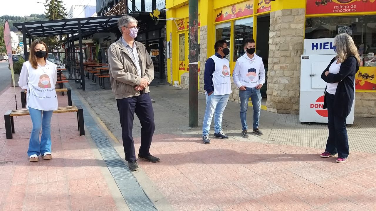 Guías COVID dan información sobre distanciamiento y conciencia