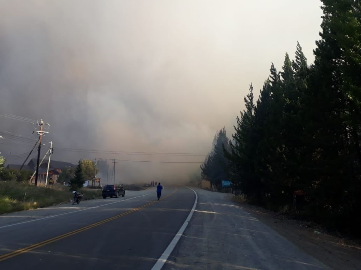 Investigan un auto blanco ligado con el origen de los incendios