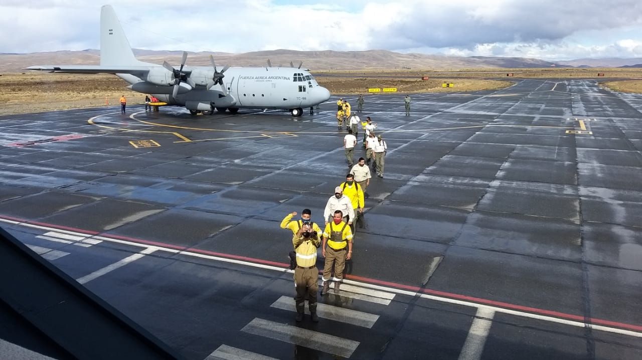Aterrizaron en Esquel los Brigadistas que se dirigen a la zona de los incendios (EQS Notas)