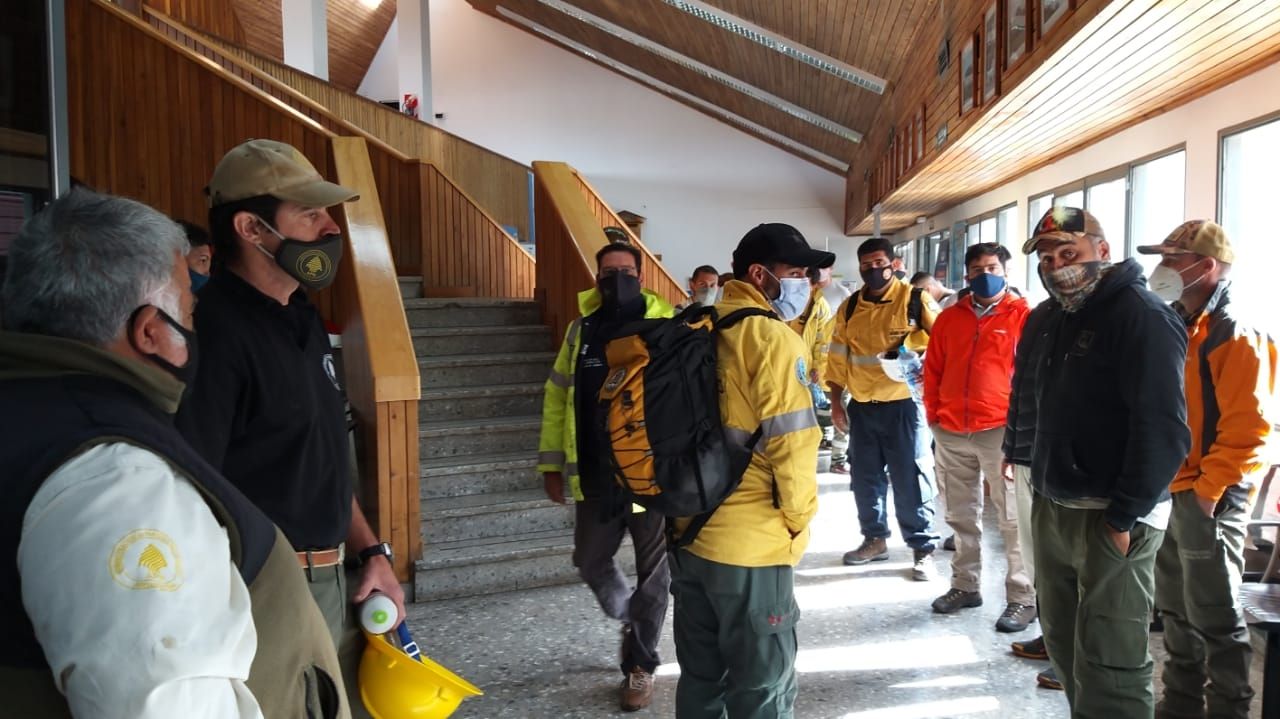 Aterrizaron en Esquel los Brigadistas que se dirigen a la zona de los incendios