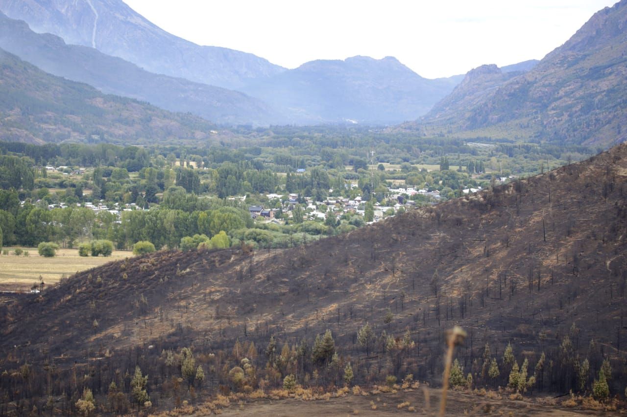 Incendios: Continúan varios focos activos y refuerzan trabajo de los medios aéreos