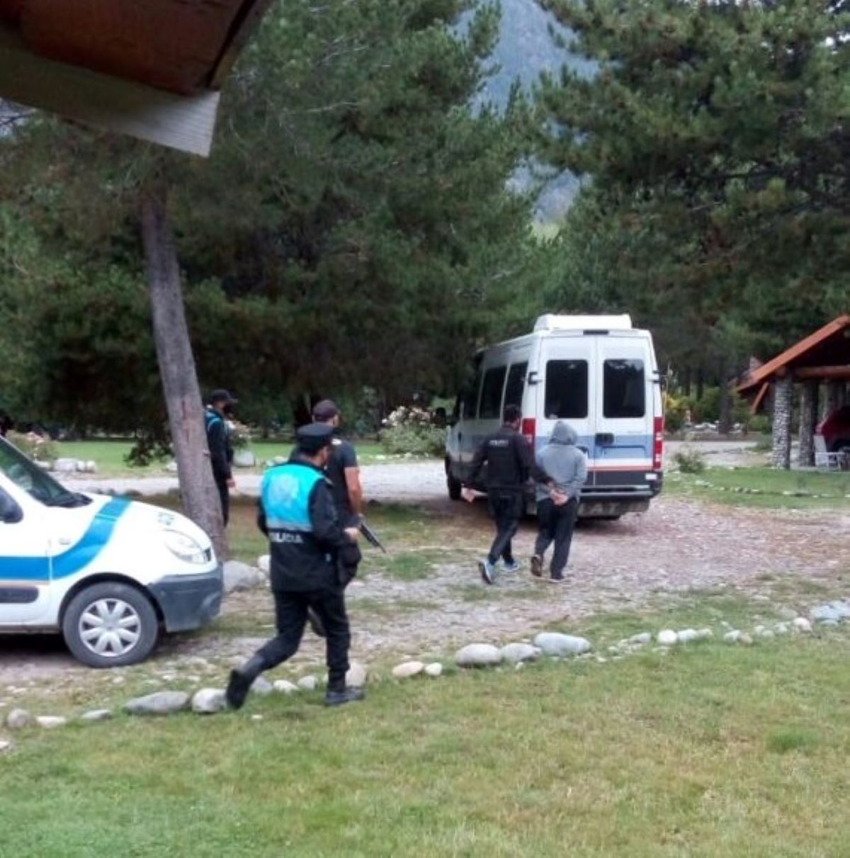 Allanamiento y detenciones por el ataque al móvil policial de Lago Puelo