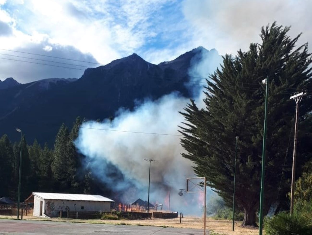 Combaten un nuevo incendio en el acceso al Lago Epuyen (Noticias Del Bolson)