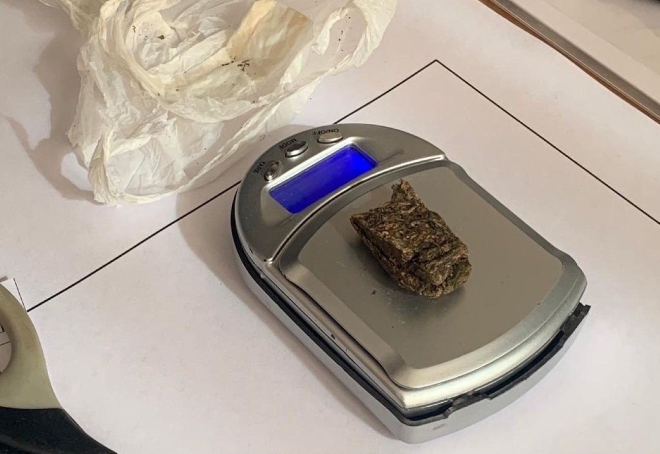 Una mujer tiró un envoltorio con marihuana al patio de la Comisaría 2° (Policía del Chubut)