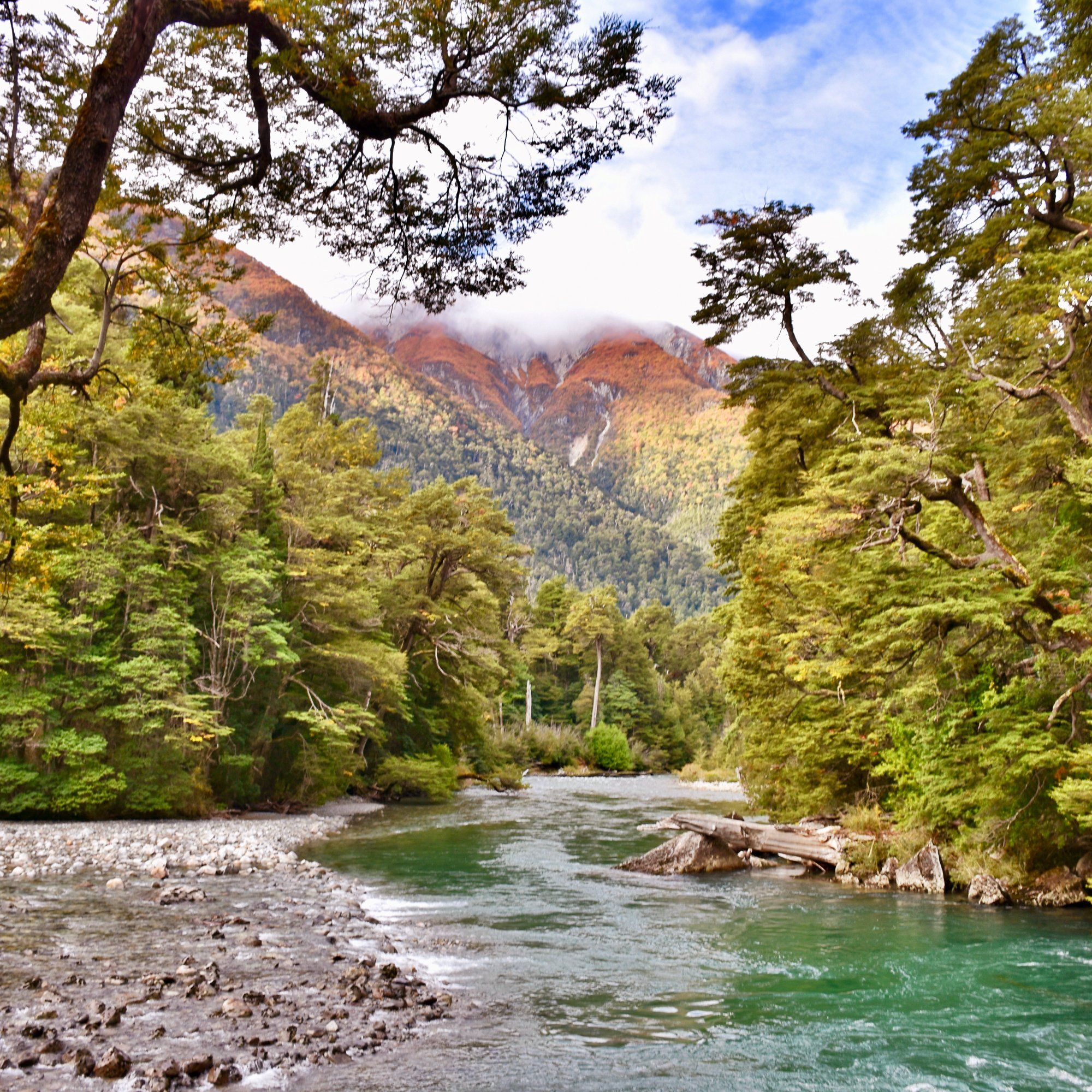 Paisajes para disfrutar con buen clima en el otoño cordillerano