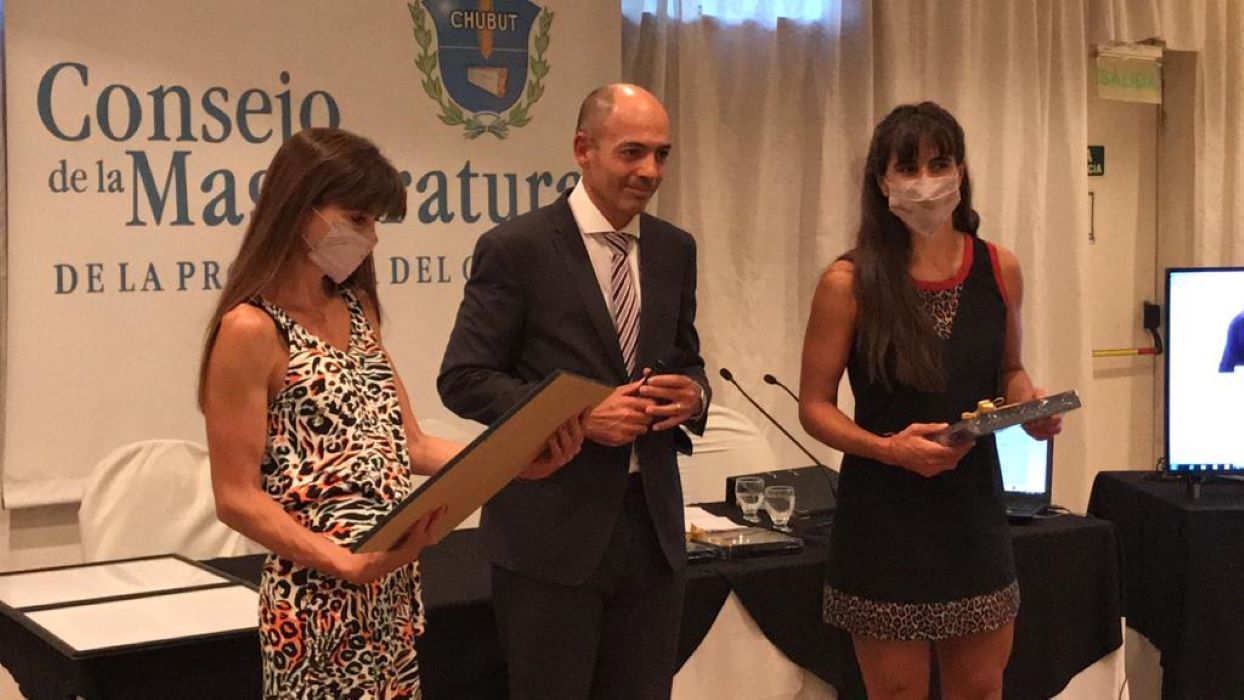 Las hijas del Dr Edgardo Gómez reciben la distinción como primer Presidente