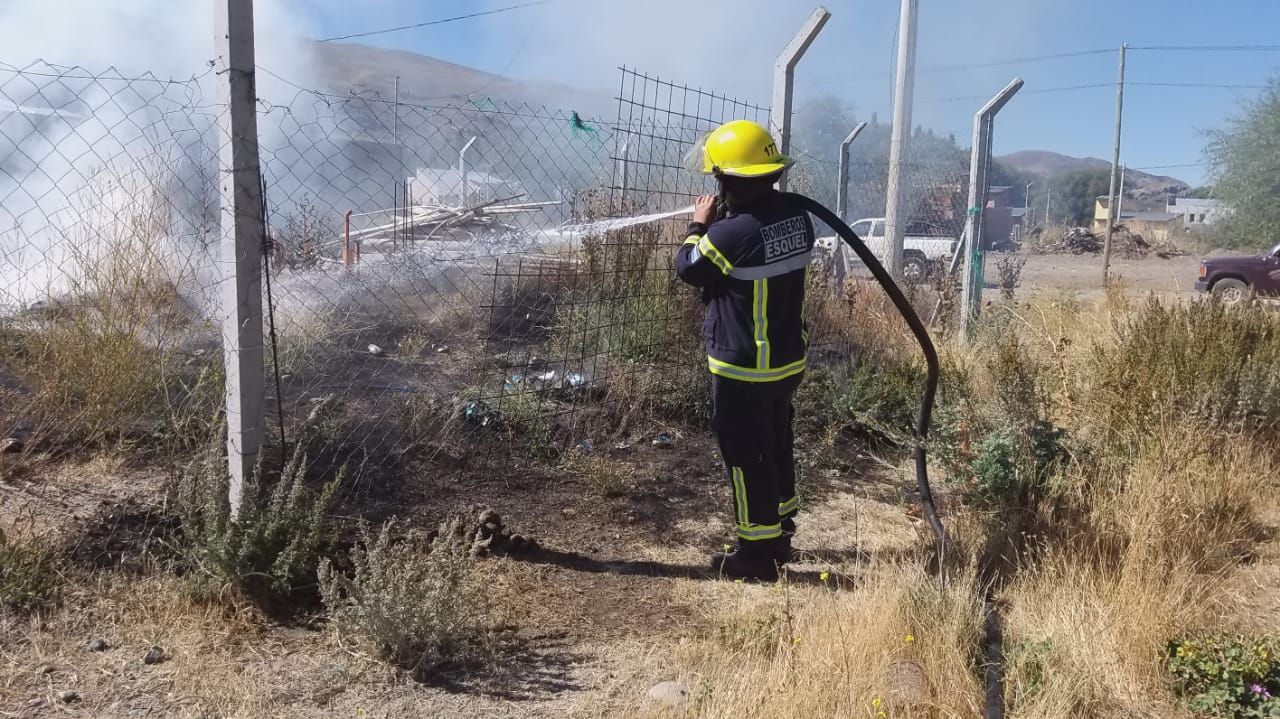 Incendio intencional en pastizales puso en peligro una vivienda