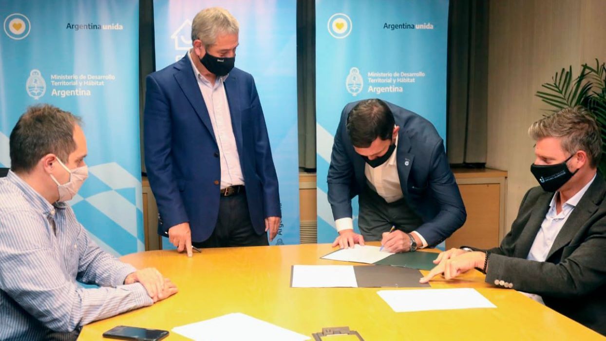 Ingram firmó el convenio con Nación para construir 35 viviendas