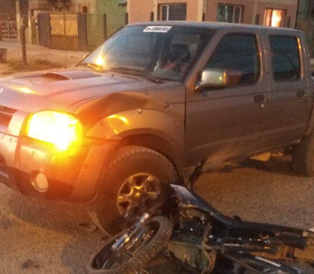 Accidente en Av. Perón entre una camioneta y una moto