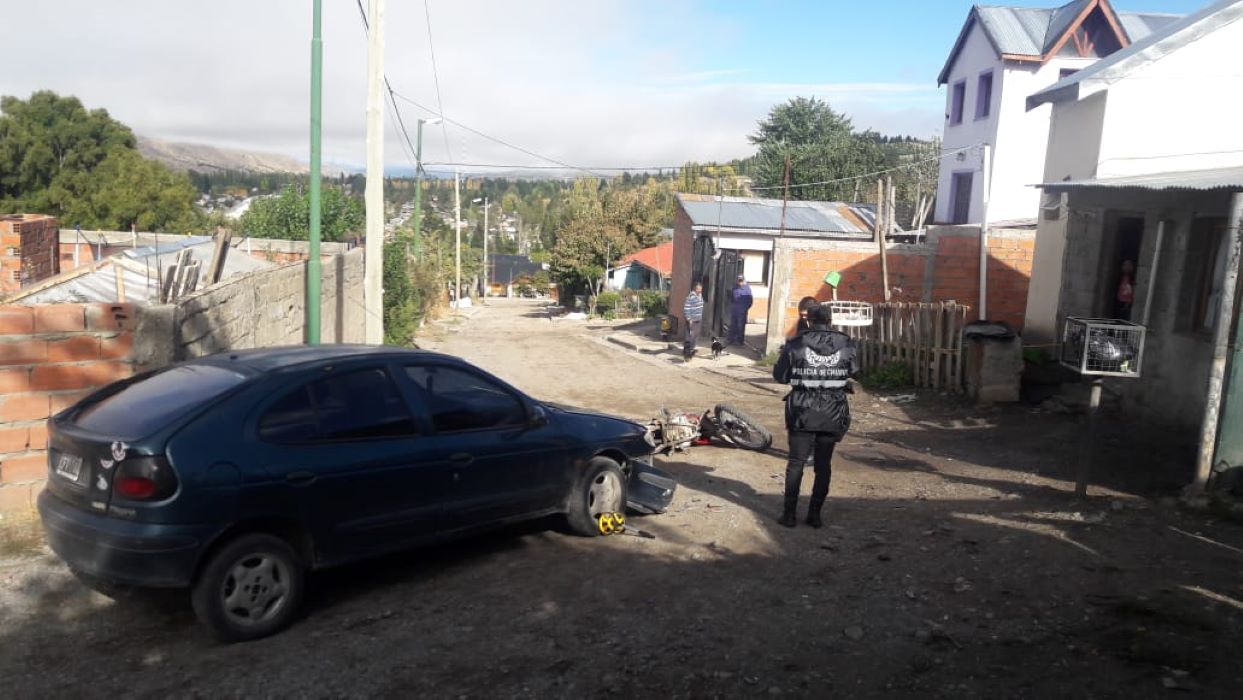 Fuerte choque entre un auto y una moto dejó lesionados