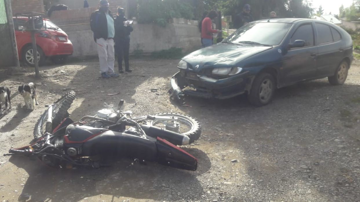 Fuerte choque entre un auto y una moto dejó lesionados