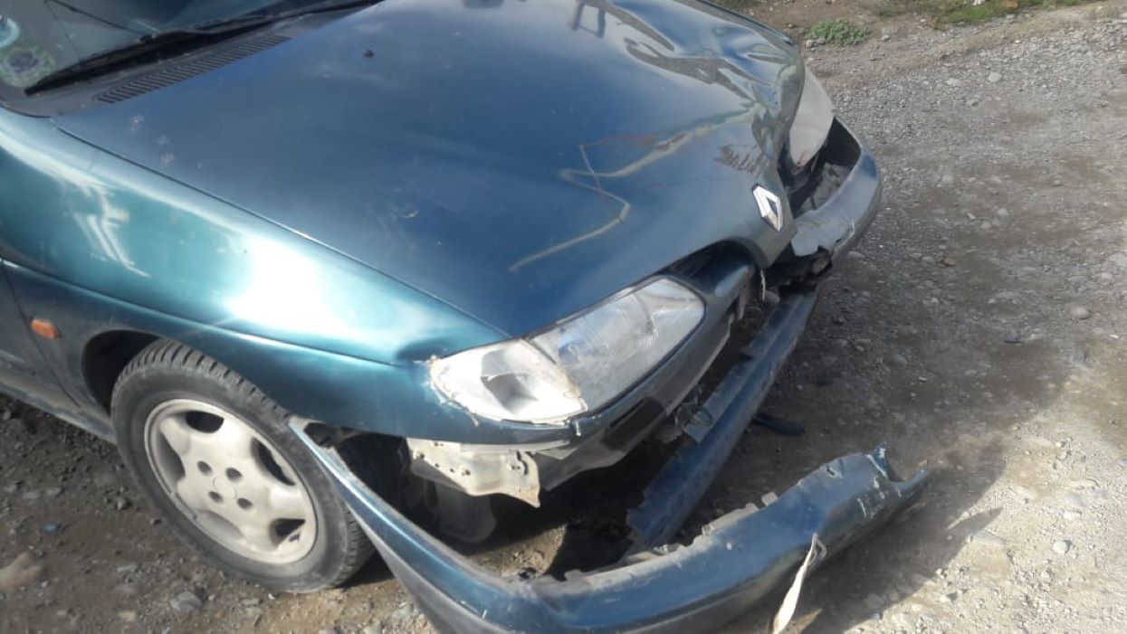 Fuerte choque entre un auto y una moto dejó lesionados