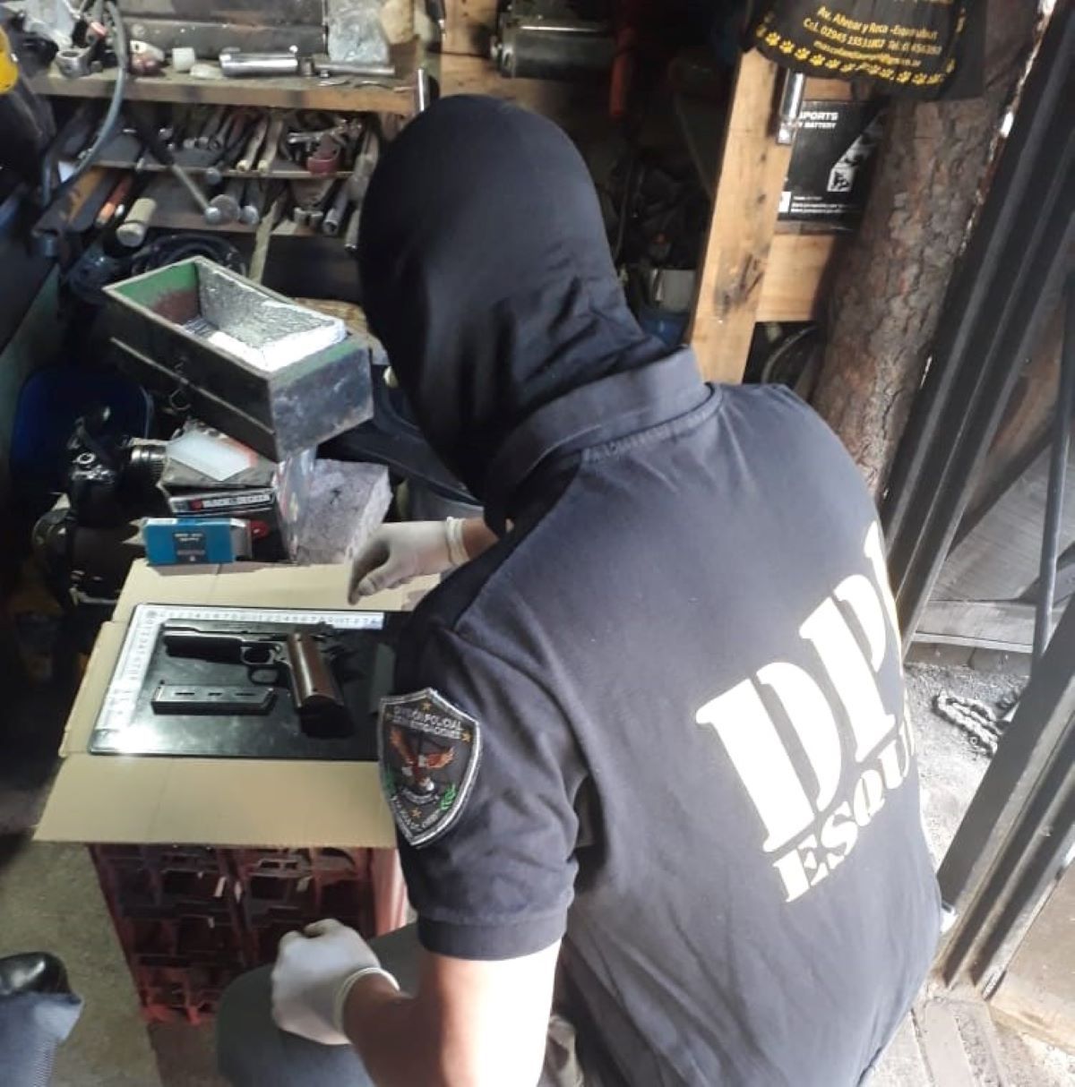 Allanamientos encuentran armas y chalecos antibala