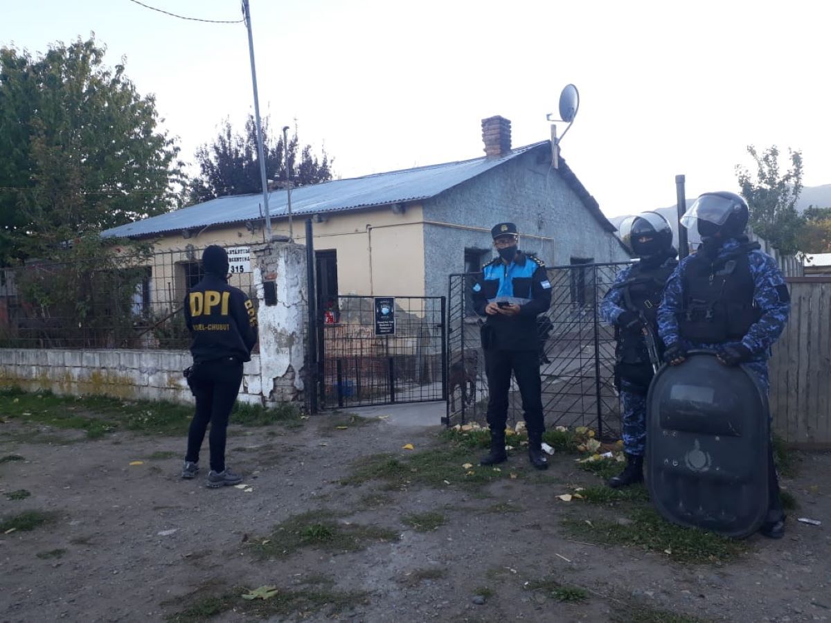 El hurto a una policía derivó en el hallazgo de chaleco antibalas y armas