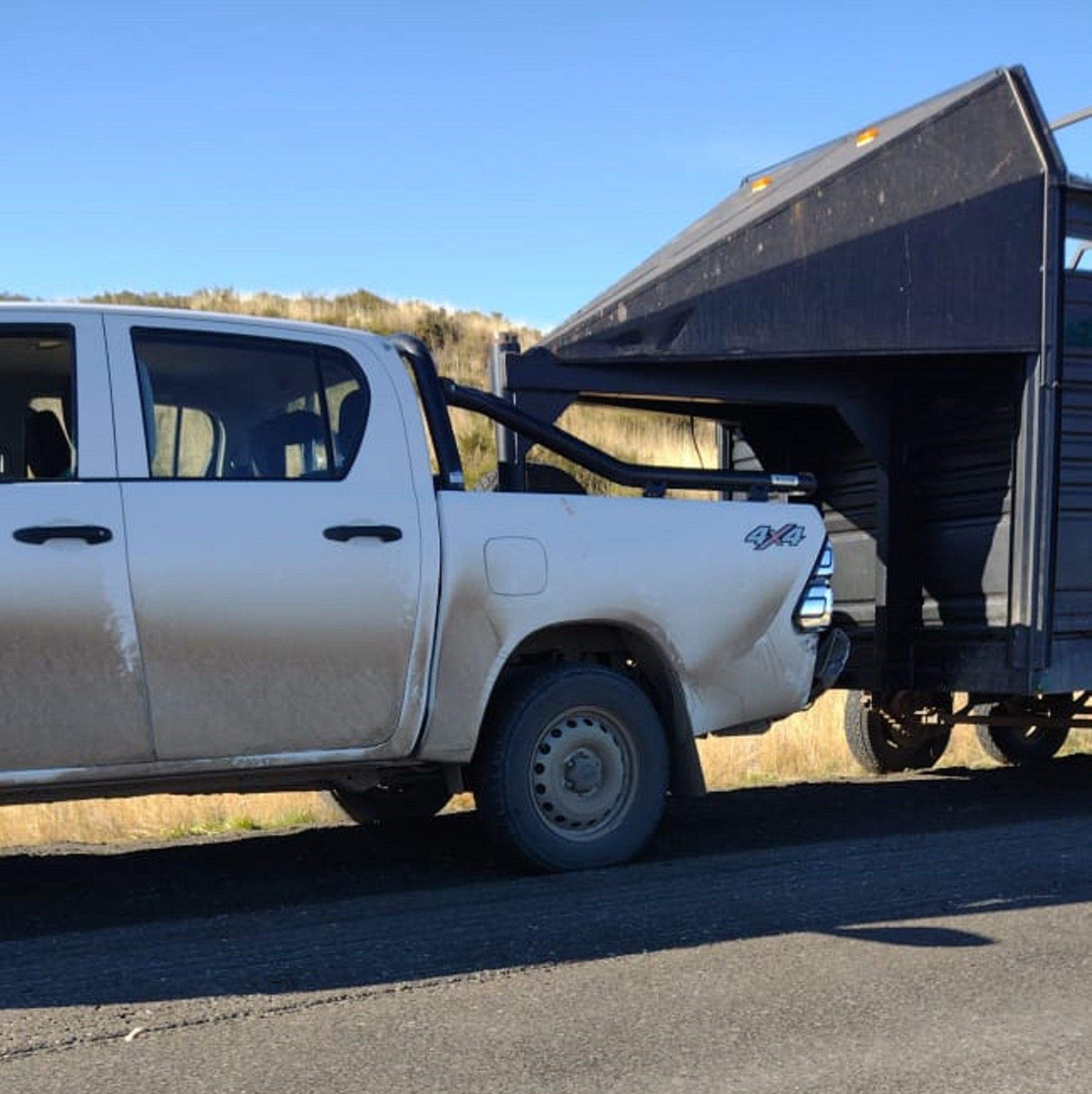 Se le reventó una cubierta de la camioneta y se cayó el carro con caballos