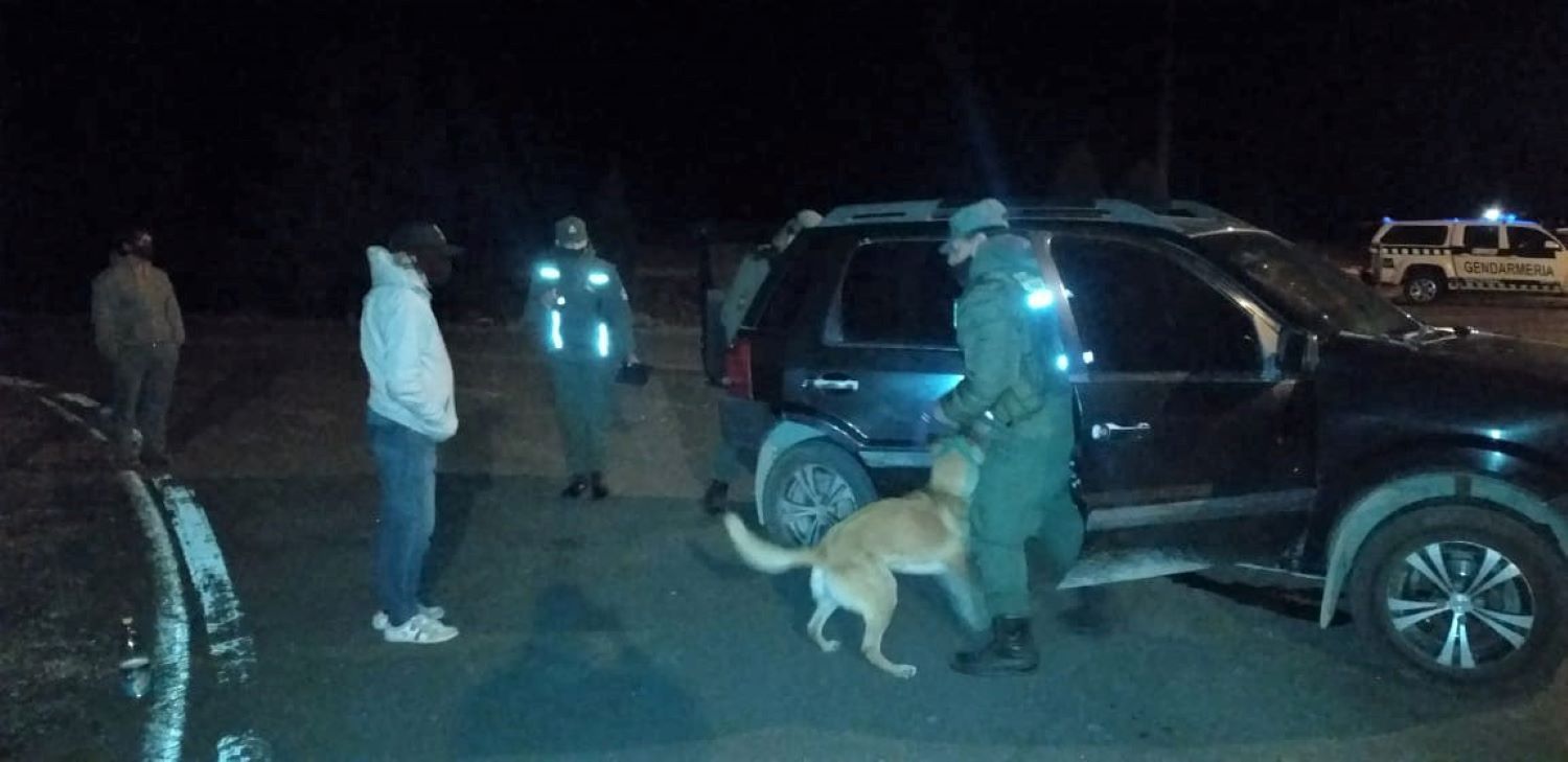 Detienen a dos hombres con marihuana en un control