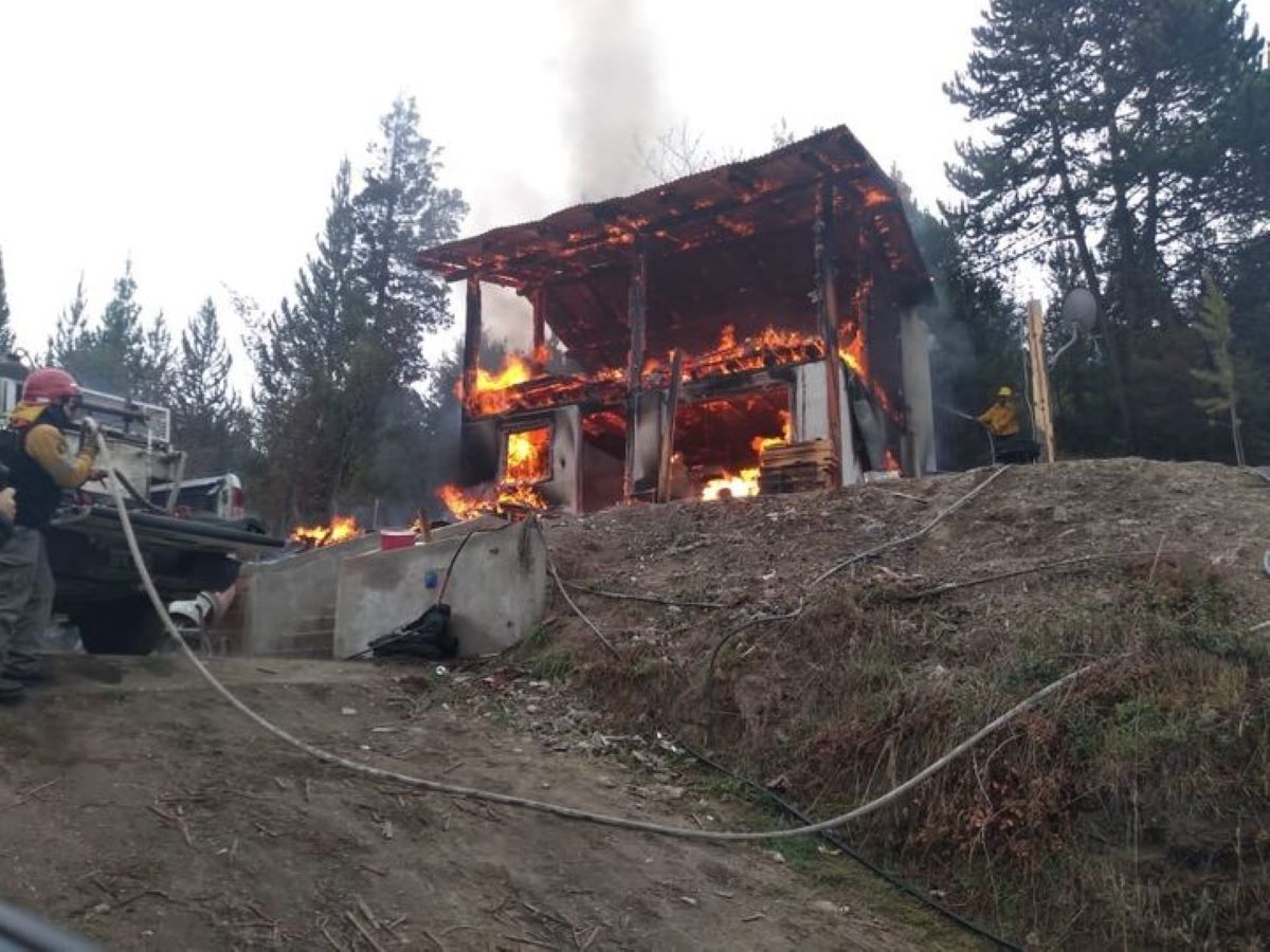 Incendio fatal en El Bolsón terminó con la vida de un vecino (Noticias de la Comarca)