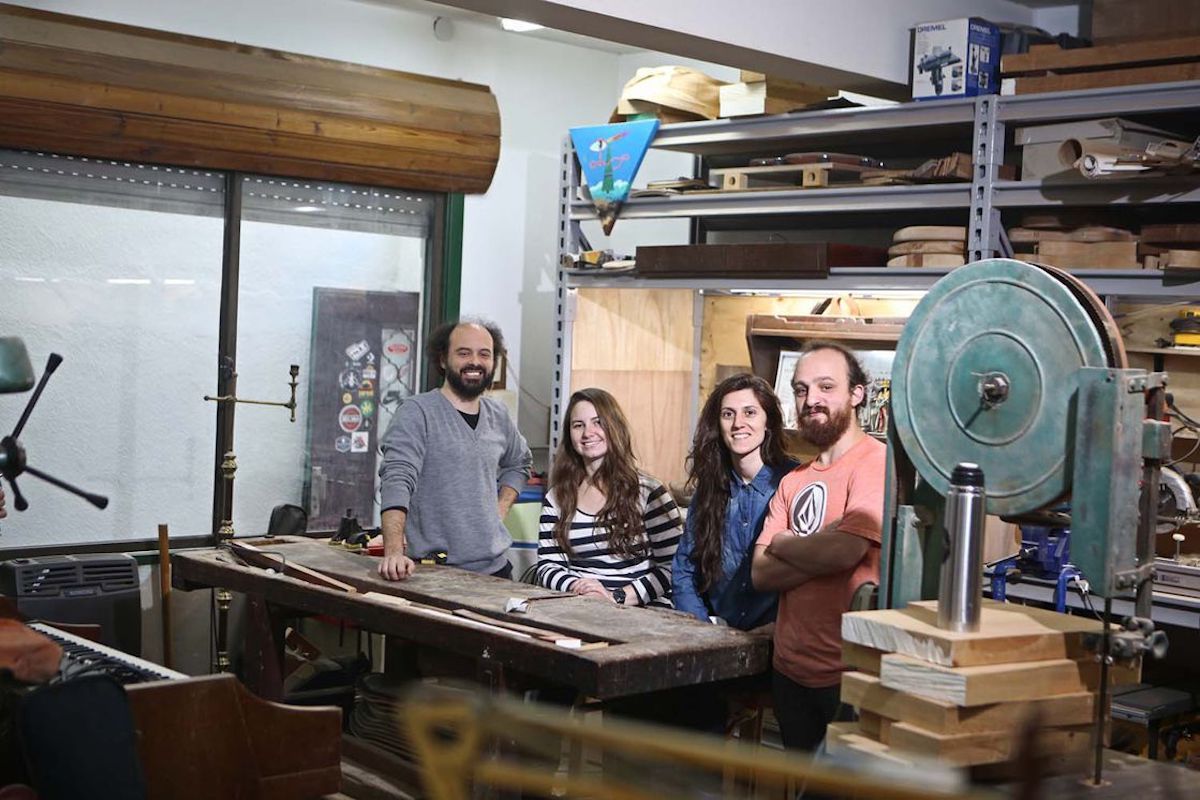Con su maestro, Ezequiel Galasso en el taller de Buenos Aires (Andrés Blasina para Brando)