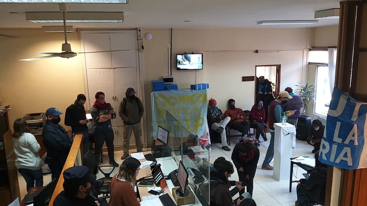 Inician una toma de las instalaciones del Municipio de Esquel por el rechazo a la Iniciativa