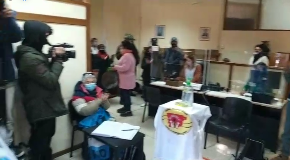 Inician una toma de las instalaciones del Municipio de Esquel por el rechazo a la Iniciativa