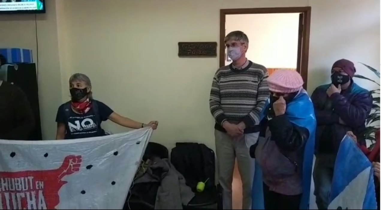 Inician una toma de las instalaciones del Municipio de Esquel por el rechazo a la Iniciativa