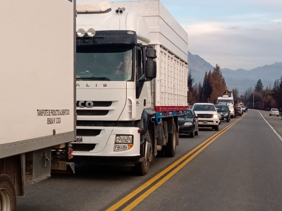 Realizan corte intermitente sobre ruta 40 en la Comarca Andina