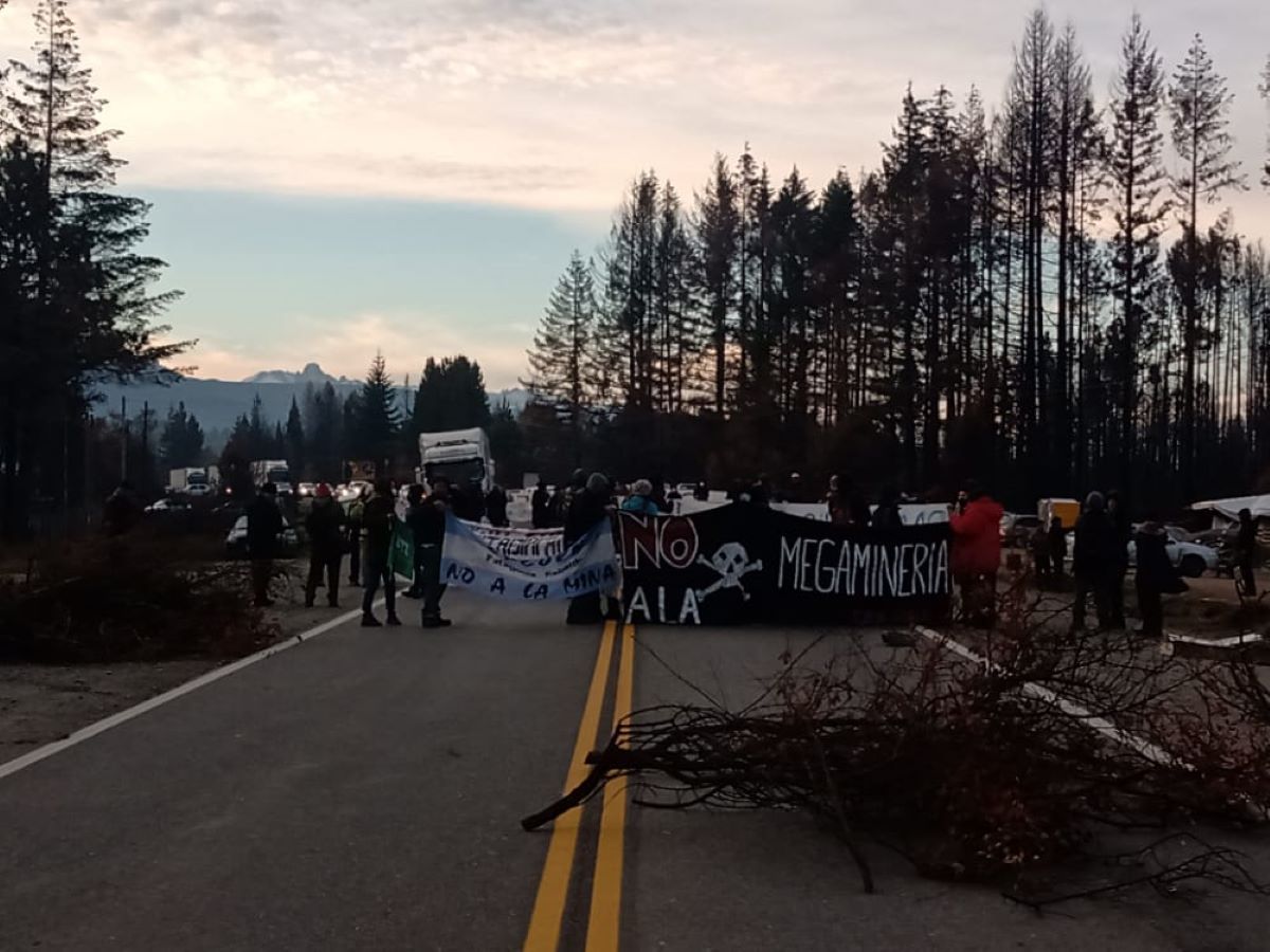 Realizan corte intermitente sobre ruta 40 en la Comarca Andina