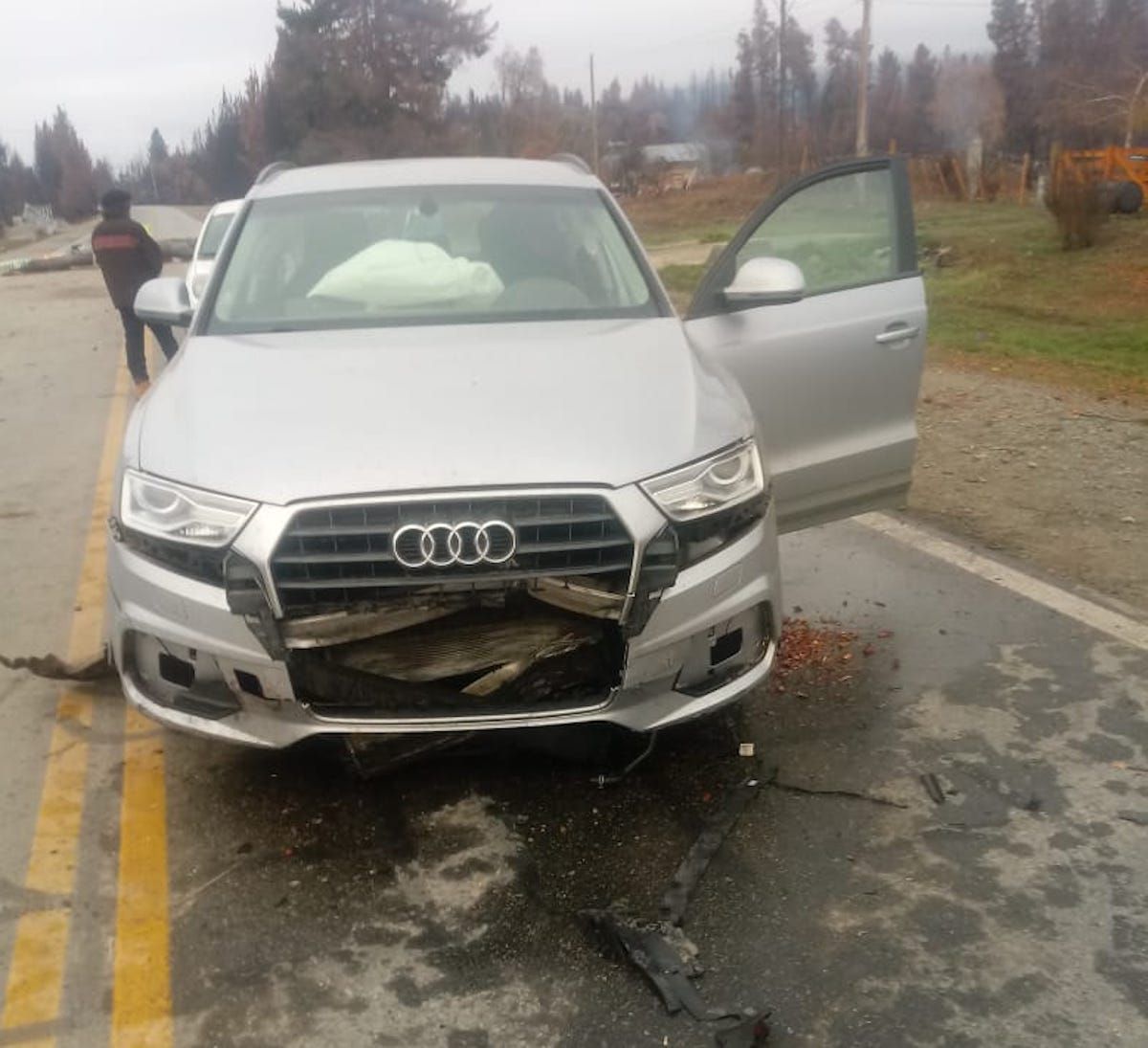 Por la oscuridad, un hombre embistió un tronco que estaba sin señalizar en el corte de la ruta 40