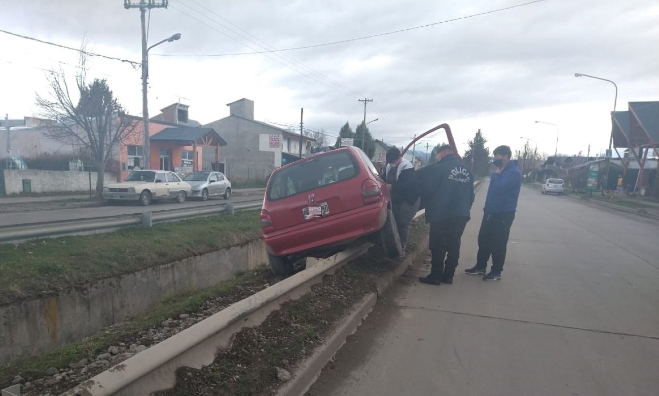 Trevelin: Perdió el control de su auto y casi cae al canal (Policía del Chubut)