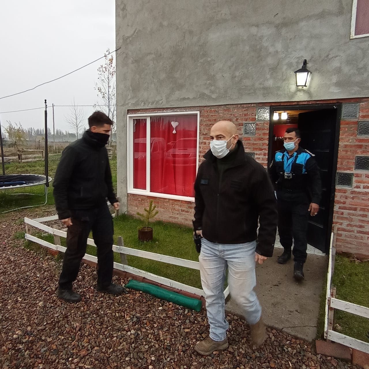 Allanaron la casa de una policía acusada de falsificar tickets de combustible