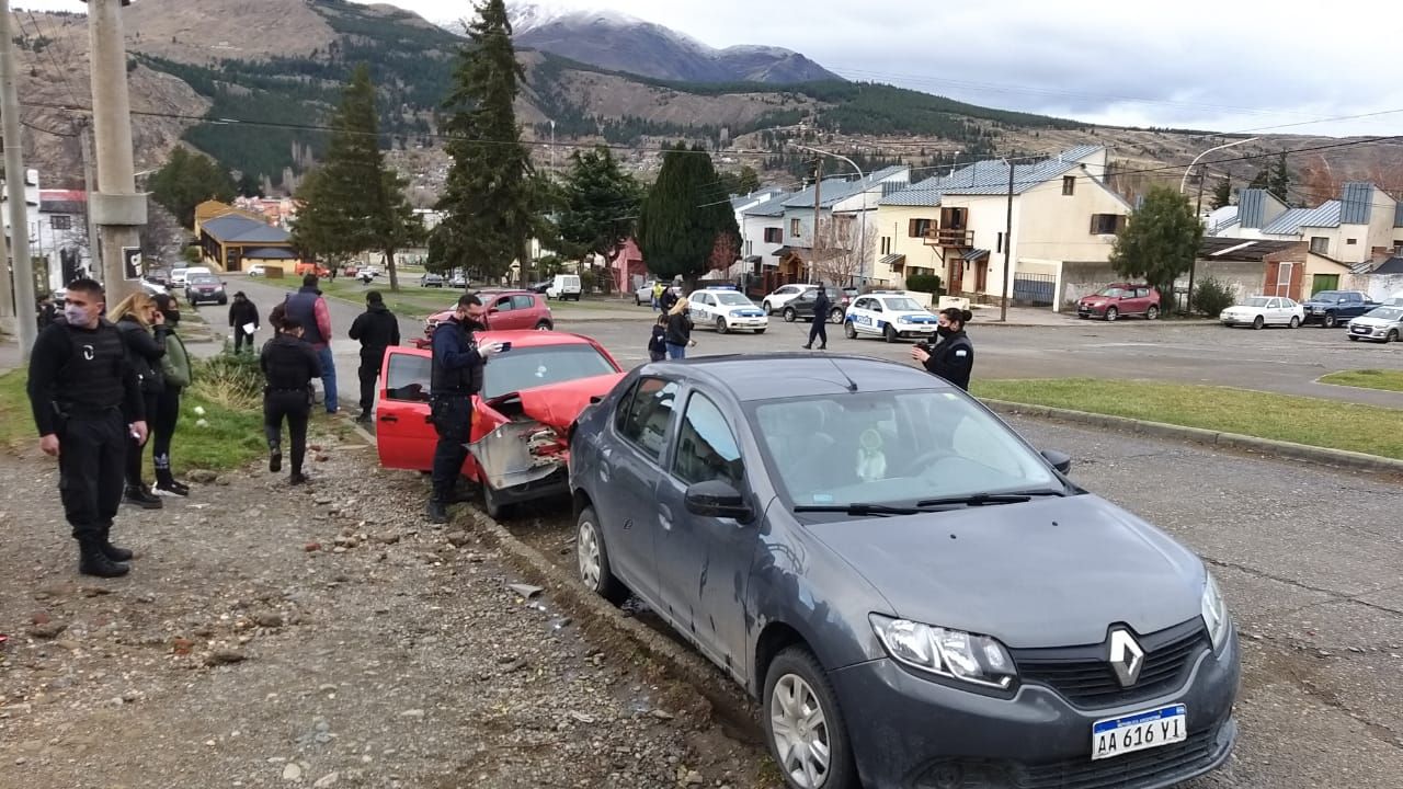 Fuerte choque con tres autos involucrados y un peatón afectado