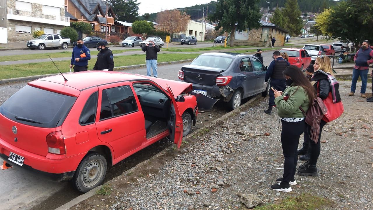Fuerte choque con tres autos involucrados y un peatón afectado