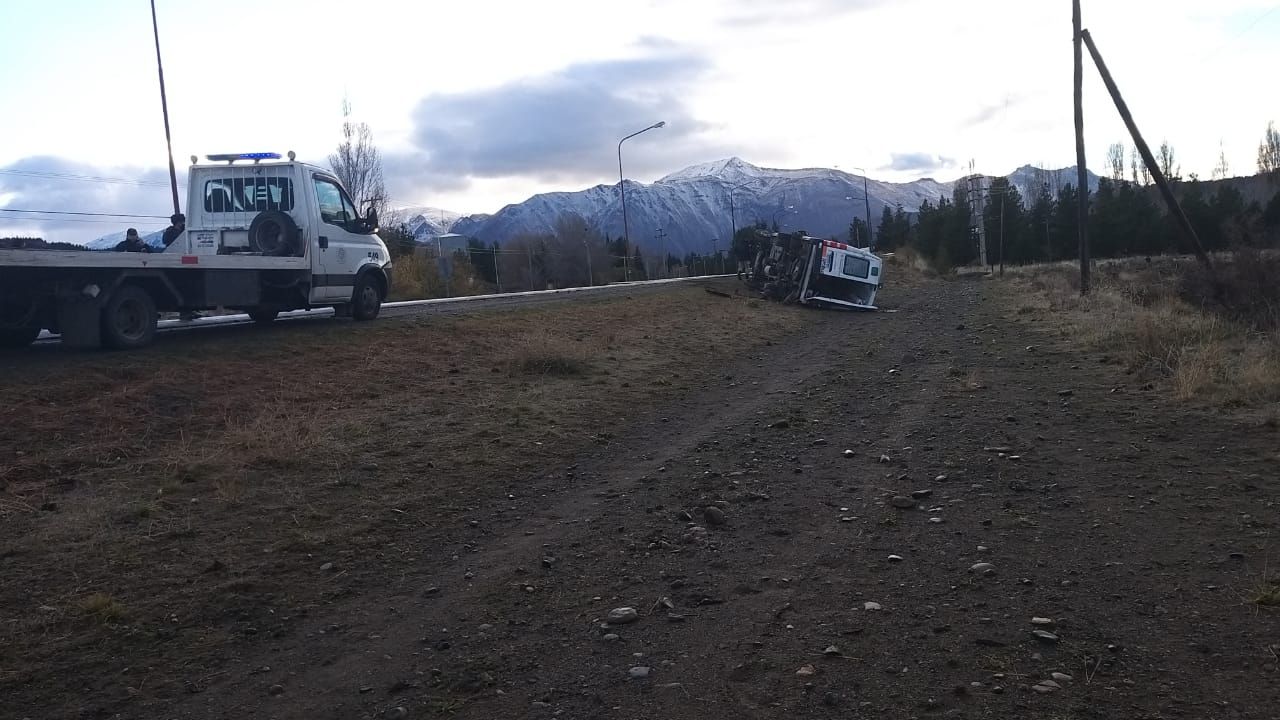 Ruta Esquel-Trevelin: Una ambulancia volcó cuando iba a asistir un accidente
