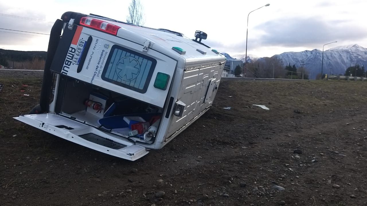 Ruta Esquel-Trevelin: Una ambulancia volcó cuando iba a asistir un accidente