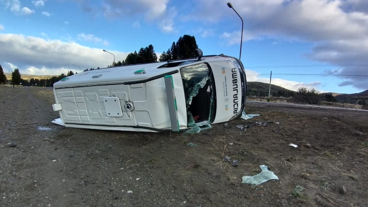 Ruta Esquel-Trevelin: Una ambulancia volcó cuando iba a asistir un accidente