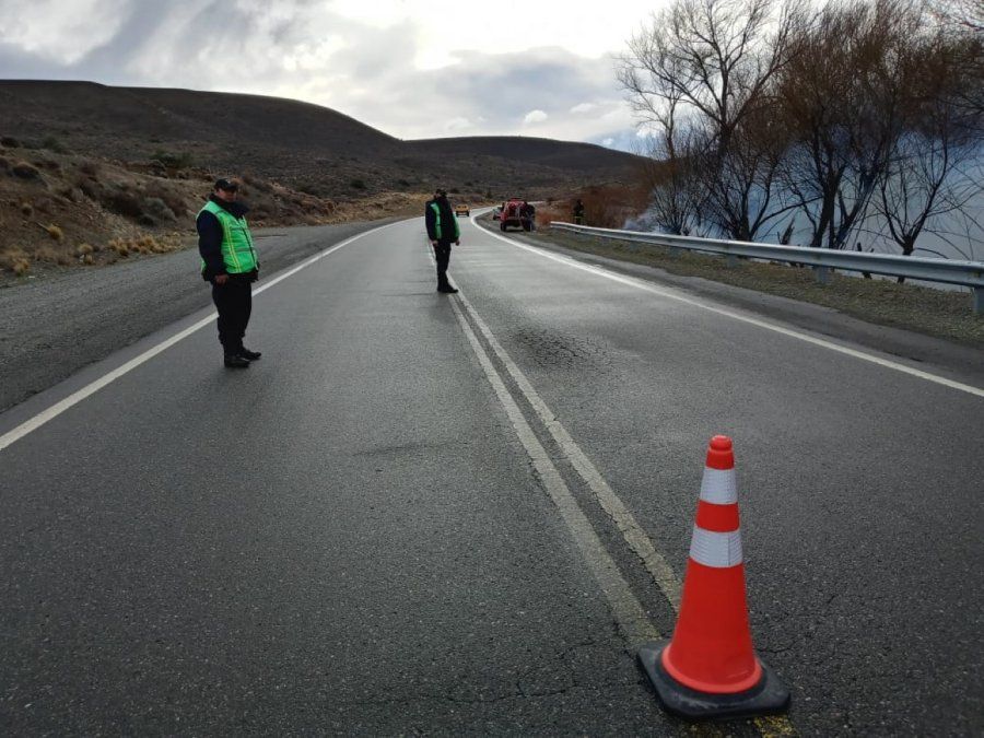 Sofocan un incendio al costado de la ruta 40 camino a Tecka